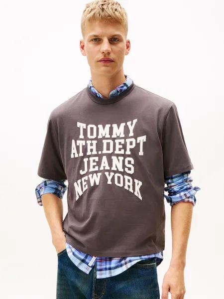 Tommy Jeans Póló VARSITY ekrü / gesztenyebarna
