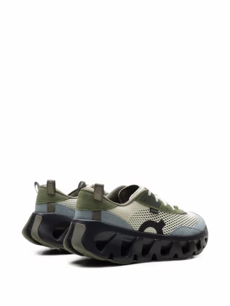 Sneakerși On