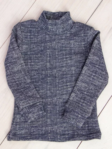 Гольф водолазка носи своє серая