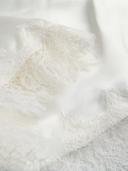 Reserved Асиметрична спідниця з мереживним оздобленням кремовий 