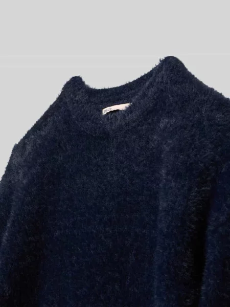 Sweter o kroju regular fit z obniżonymi ramionami model ‘NEWPIUMO’ Only granatowy