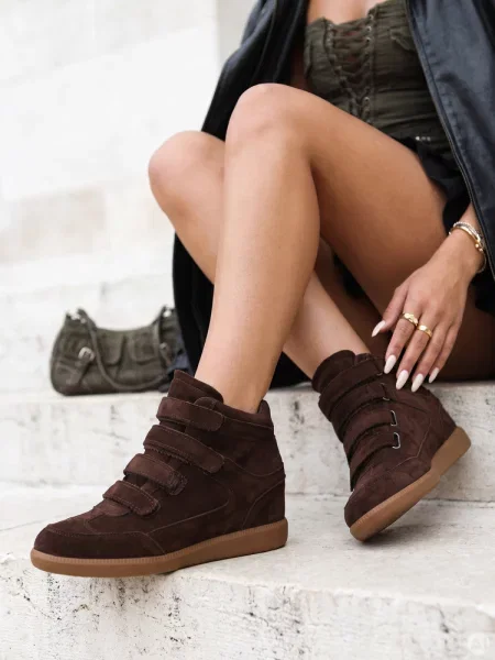 Sneakersy zamszowe na ukrytym koturnie Dstreet brązowe