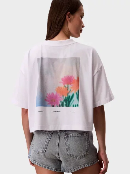Укорочена футболка Calvin Klein Jeans в квіточку біла