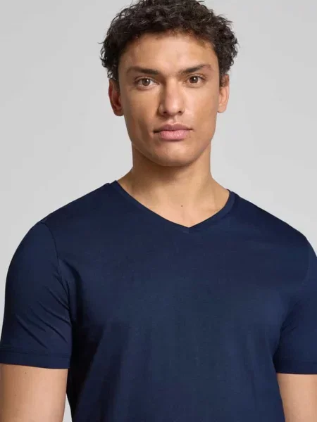 T-shirt z dekoltem w serek Christian Berg Men granatowa