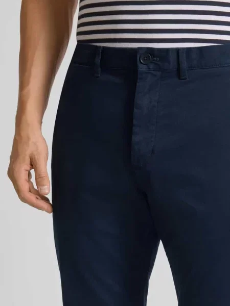 Spodnie o kroju relaxed fit z mieszanki bawełny Tommy Hilfiger granatowe