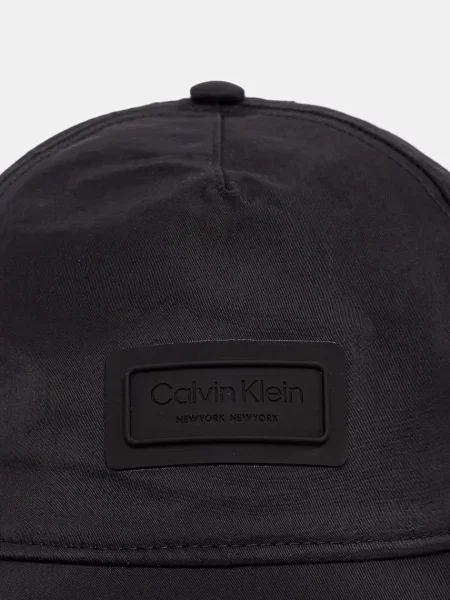 Calvin Klein kapa s šiltom črna