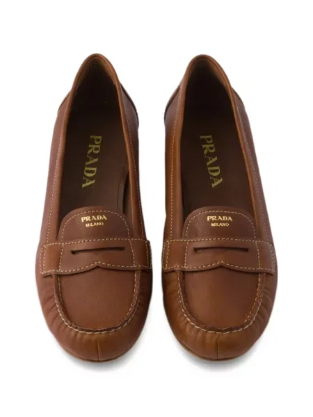 Δερμάτινα loafers Prada καφέ