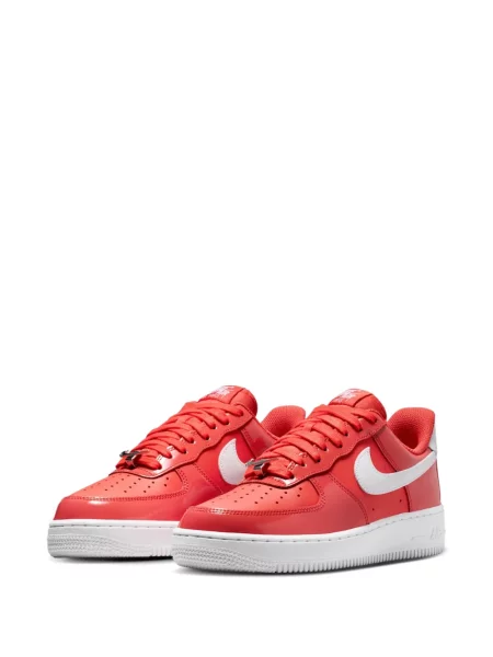 Tricou Nike cu broderie cu decolteu în V retro roz