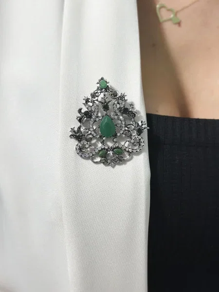 Брошка Bg сиво