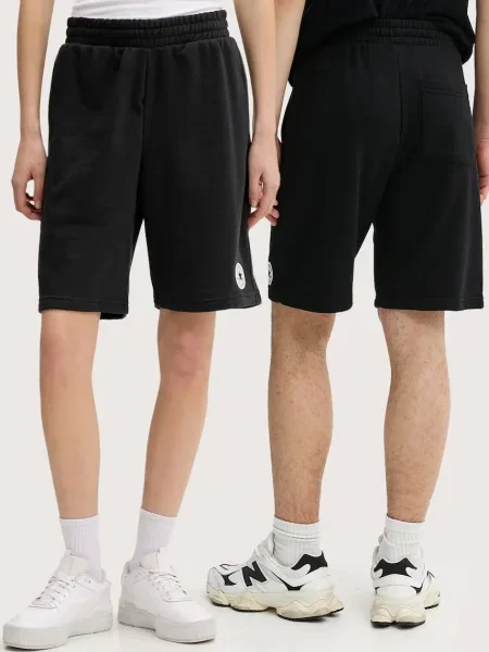 Къс панталон Converse с изчистен дизайн черно