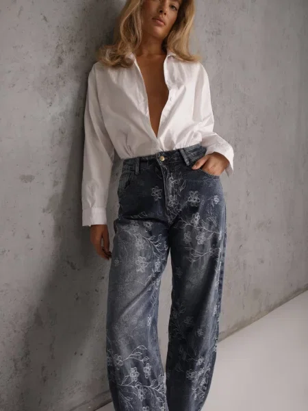 Blugi slouchy din cu model floral în stil broderie Felizita Albaștri albastru