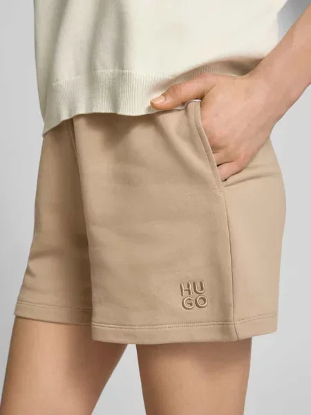 Szorty o kroju relaxed fit z czystej bawełny model Hugo beżowe