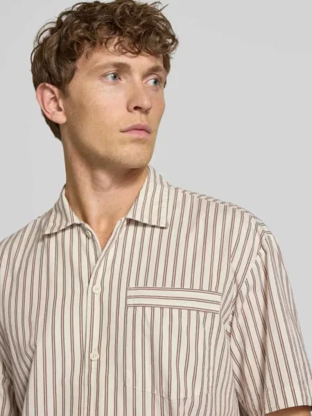 Koszula casualowa o kroju regular fit z kołnierzykiem typu kent i kieszenią na piersi Jake*s Studio Men