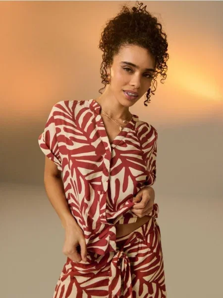 Сорочка з коротким рукавом і геометричним візерунком бурштиновий