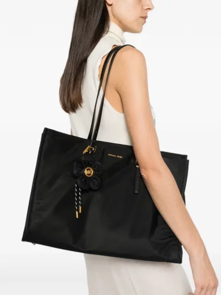 Gėlėtas pakabukas Michael Michael Kors su autografu juoda