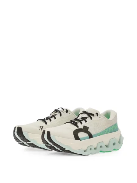 Sneakerși On
