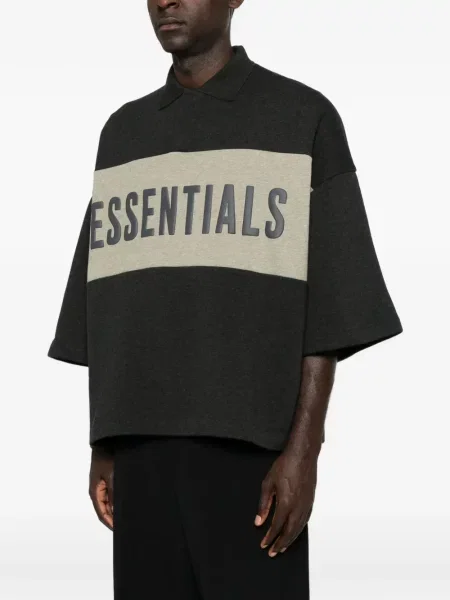 Поло тениска Fear Of God Essentials с принт сиво