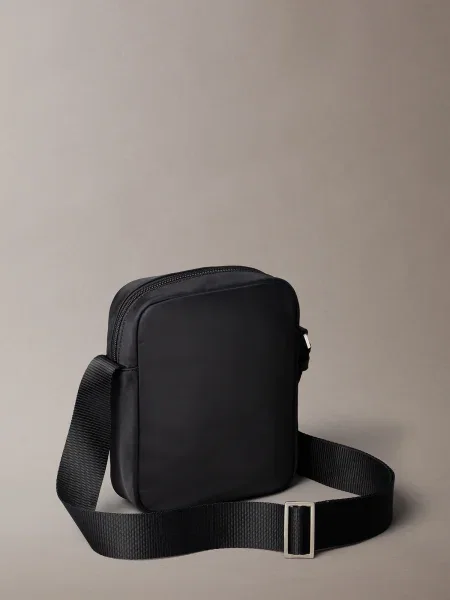 Geantă crossover Calvin Klein Sleek Reporter negru