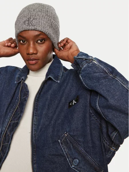 Pletena kapa Calvin Klein s vezom siva