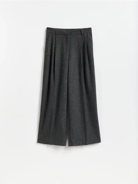 Reserved Pantaloni cu crac larg și dungi gri-închis gri