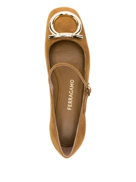 Pantofi cu toc Ferragamo din piele de căprioară cu cataramă maro