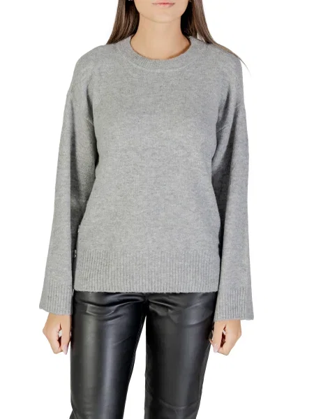 Pulover gri cu guler rotund negru
