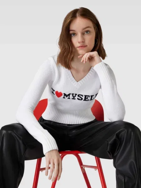 Sweter z dzianiny z haftem I LOVE MYSELF Review biały