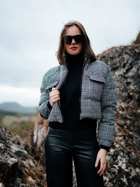 Decupat geacă cu puf Trendyol din tweed negru