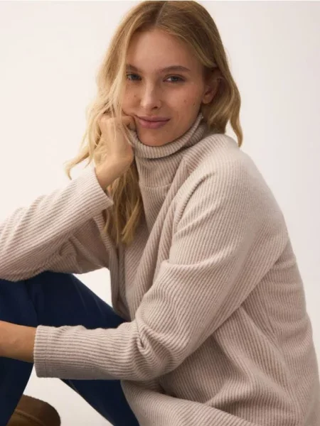 Reserved Довгий світшот із гольфом бежевий