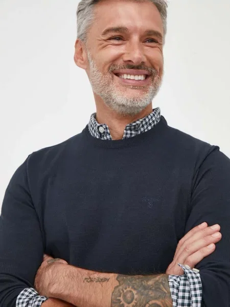 Bombažen pulover Barbour mornarsko modra bež