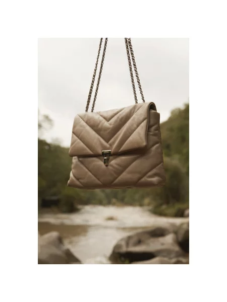 Сумка на ланцюжку шкіряна Estro бежева