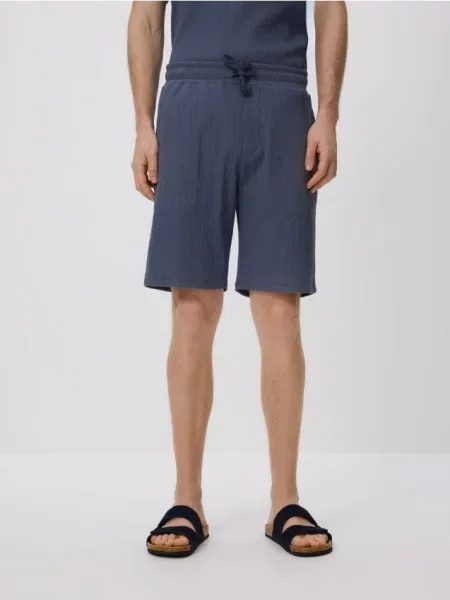 Reserved Pantaloni scurți regular din structurat metalizat albastru