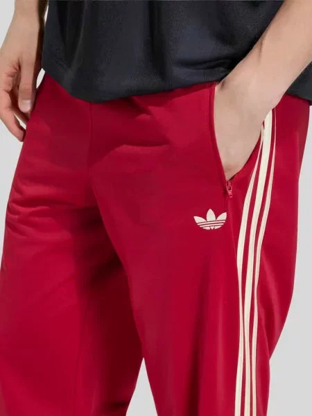 Spodnie dresowe o kroju regular fit z wyhaftowanym logo model FIREBIRD' Adidas Originals czerwone