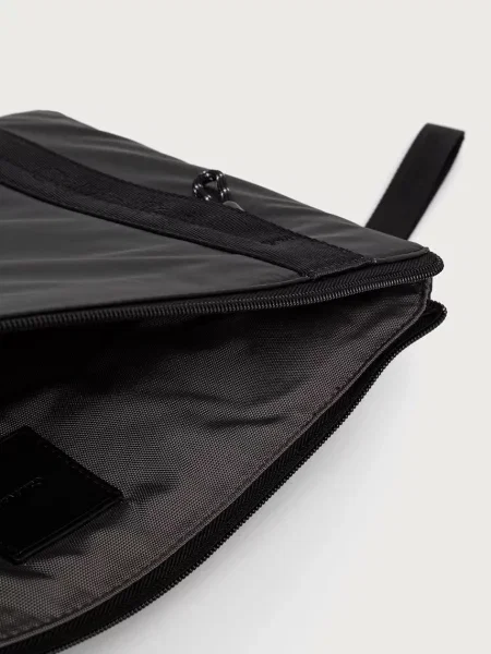 Calvin Klein Laptoptáska Rubberized Laptop Sleeve W/ Hand fekete