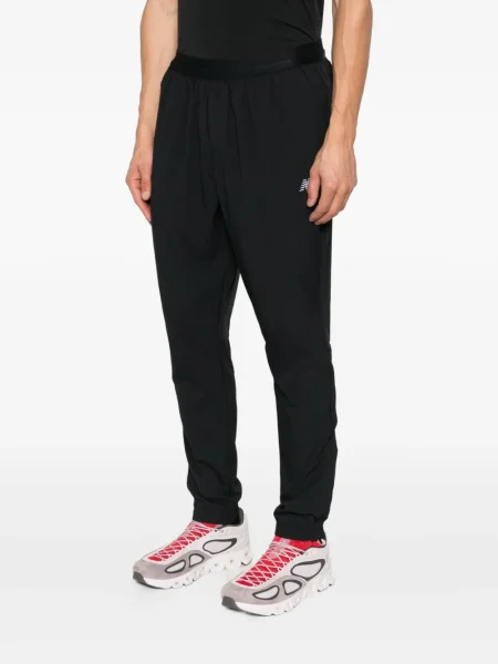 Semišový sportovní top New Balance s výšivkou s kapucí černý