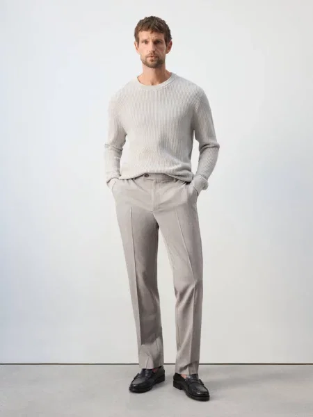 Spodnie regular fit z mieszanki wełny jasny / pastelowy Mężczyzna 42 MANGO MAN szary