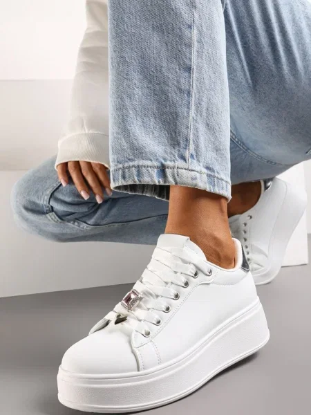 Biało-Srebrne Sneakersy na Platformie z Metalowymi Zawieszkami i Cyrkoniami Nioko białe