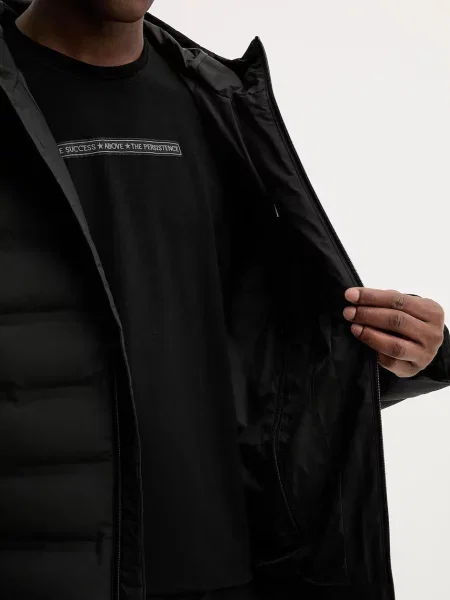 Pehelydzseki Calvin Klein fekete
