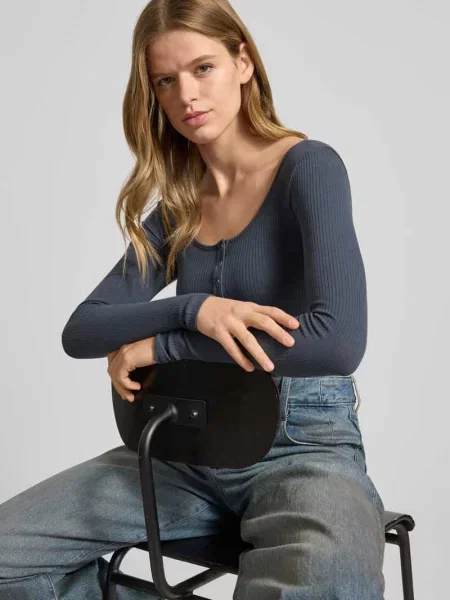 Bluzka z długim rękawem o kroju slim fit z mieszanki bawełny model ‘KITTE’ Pieces granatowa