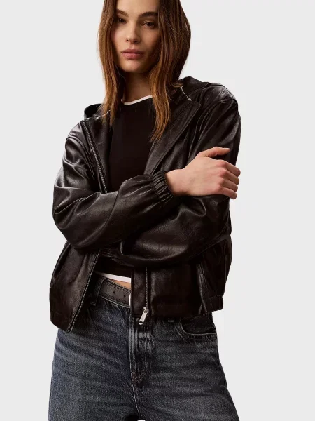 Укорочена джинсова куртка Calvin Klein Jeans з капюшоном чорна