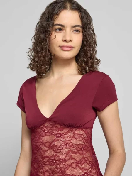 T-shirt z dekoltem w serek i koronką Gina Tricot