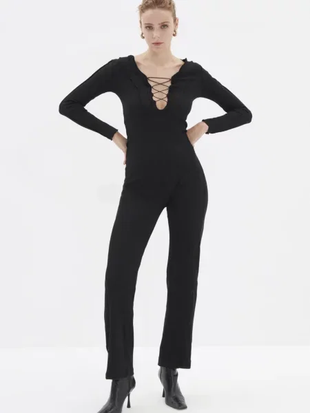 Dzianinowy kombinezon Trendyol wiązany biały