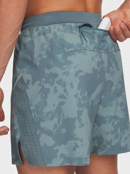 Камуфляжные короткие спортивные шорты Under Armour зеленые