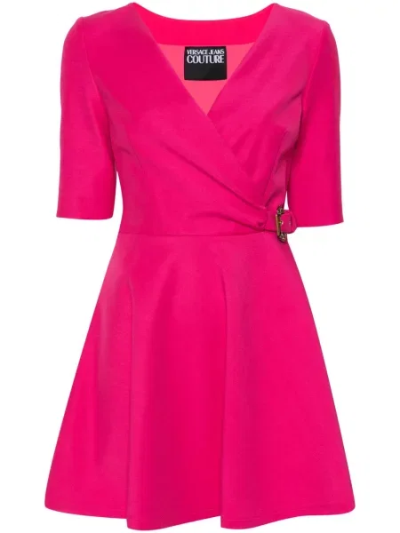 Mała sukienka jeansowa Versace Jeans Couture na sprzączkę garniturowa różowa