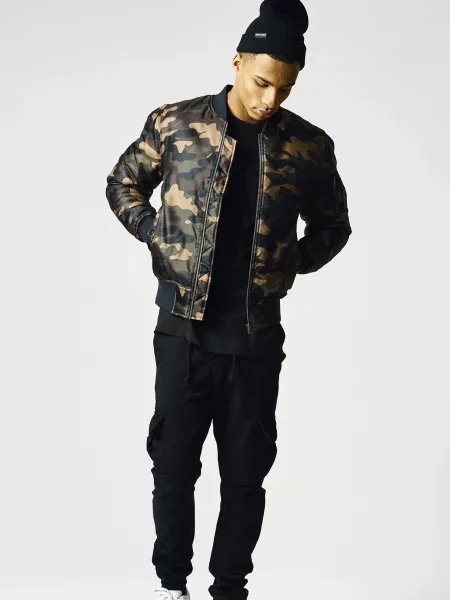 Kamuflažni bomber jakna Urban Classics črna