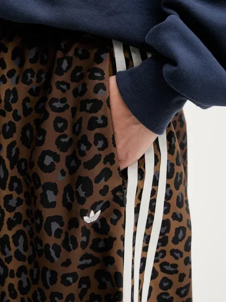 Adidas Originals spodnie dresowe wzorzyste brązowy