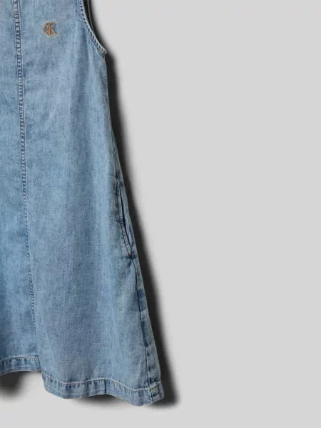 Sukienka jeansowa o linii a z mieszanka bawełny Calvin Klein Jeans niebieska