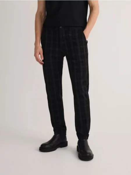 Reserved Pantaloni chino în carouri negru