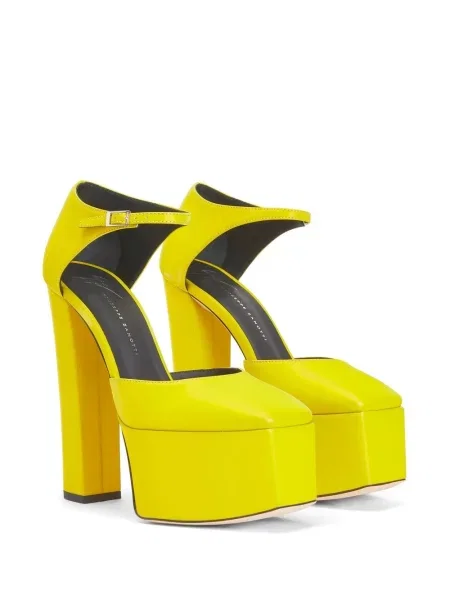 Bateliai Giuseppe Zanotti su platforma geltona