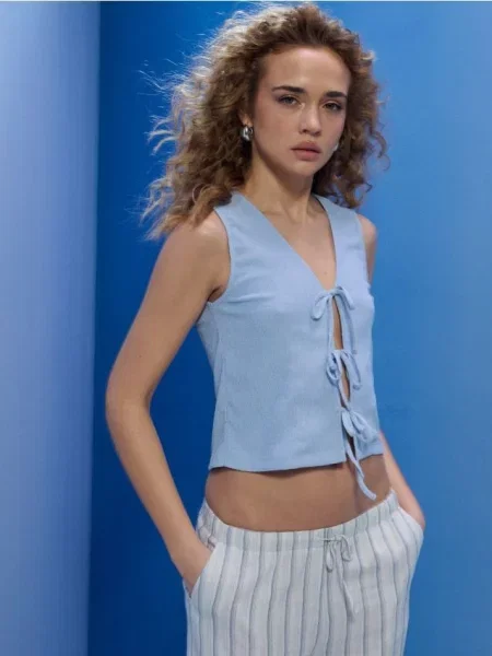 Жилет з декоративним зав’язуванням блакитний